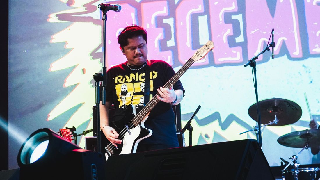 Bassis Hardmilk di atas panggung