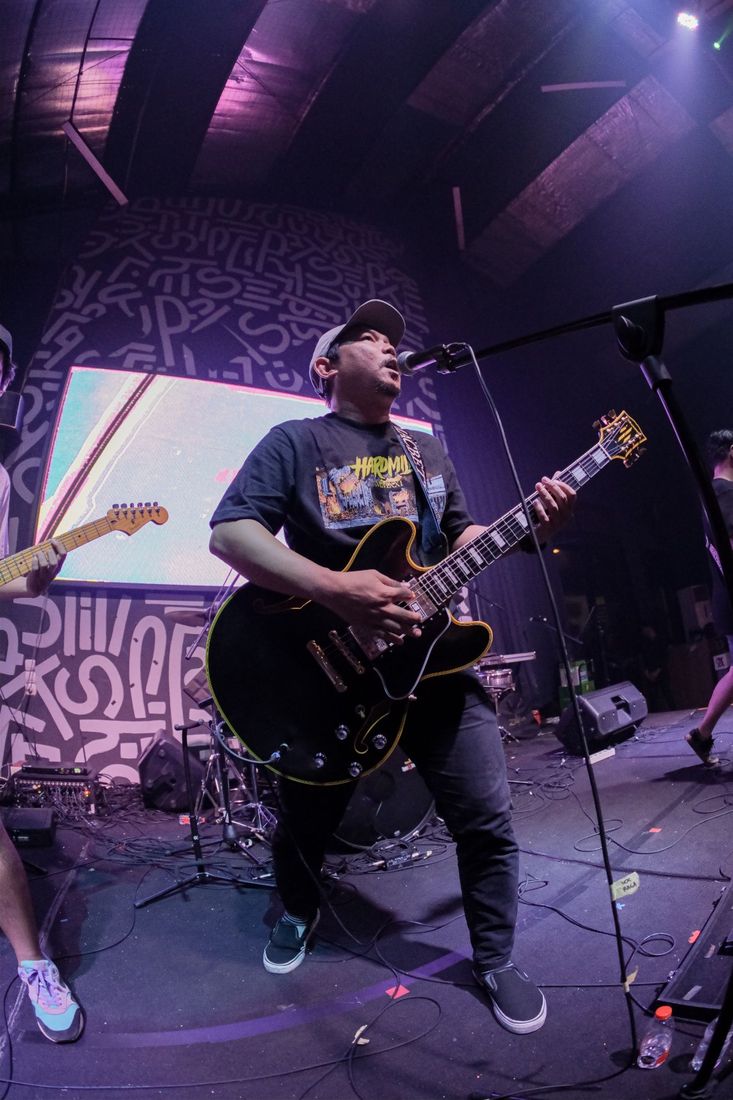 Gitaris dan vokalis Hardmilk dengan lensa fisheye