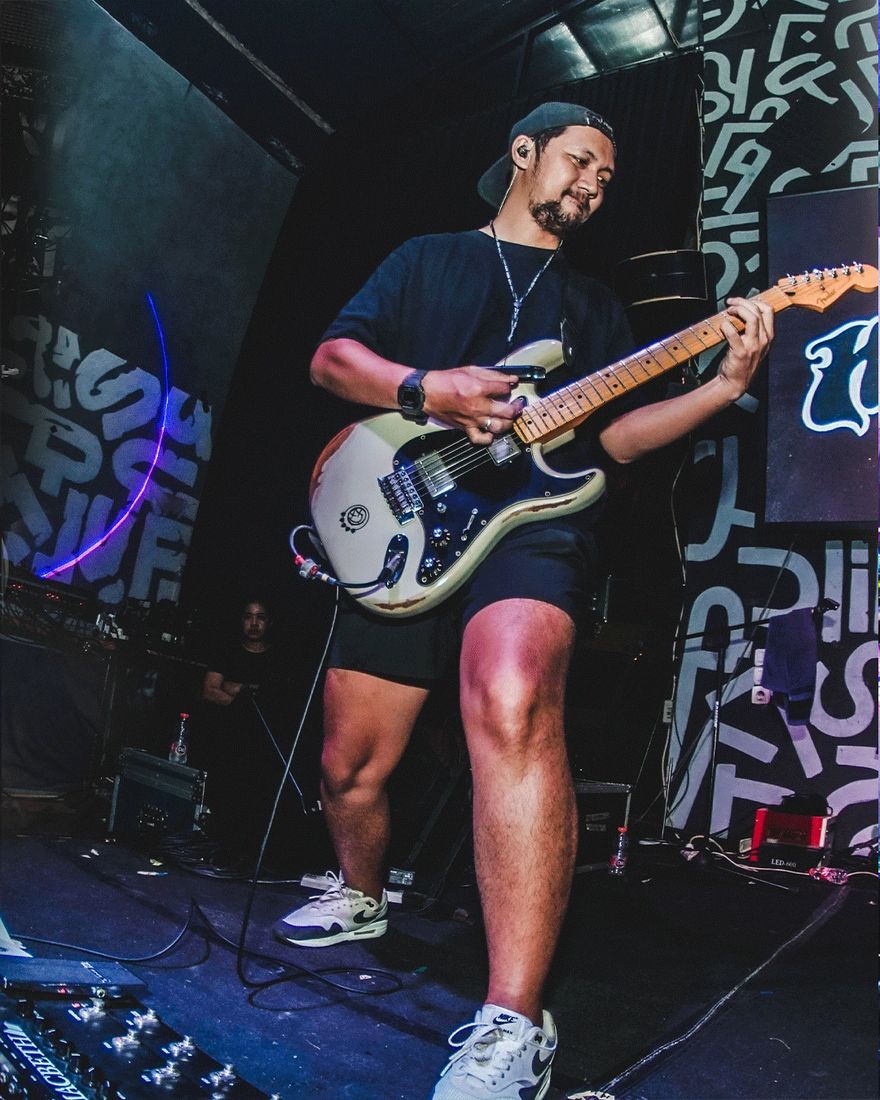 Gitaris Hardmilk berkaus hitam